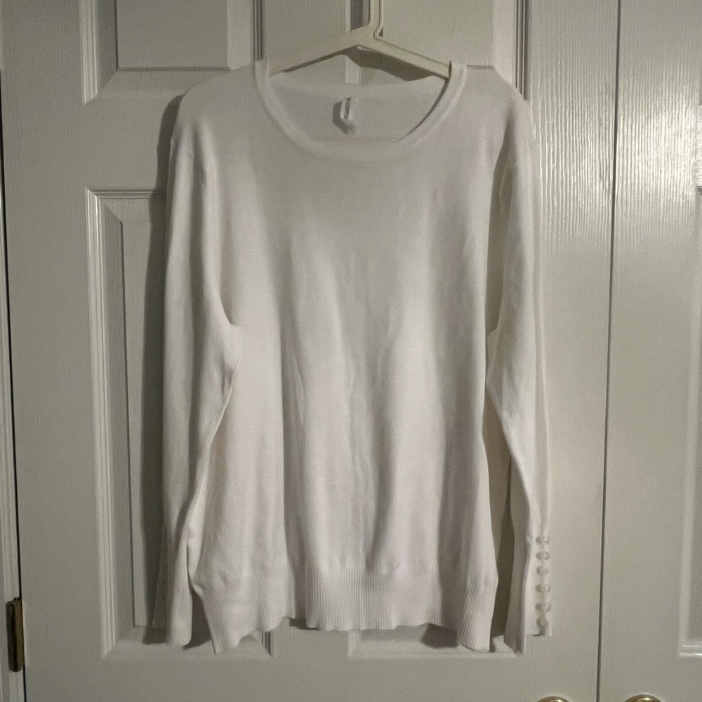 White lightweight sweater with button detail on sleeves. NWOT. Size 1X.